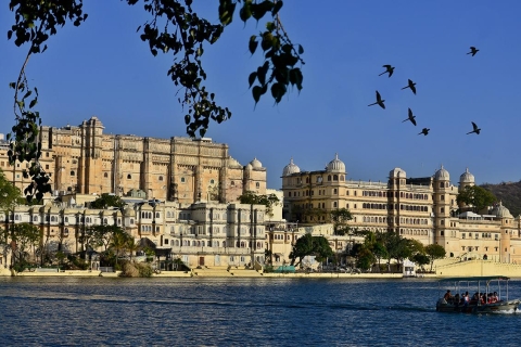 Udaipur: Guided Ghat Tour and Boat Ride Standard Option