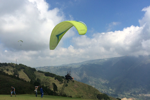 Gleitschirmfliegen über die Anden von Medellin aus(Kopie von) Gleitschirmfliegen über die Anden von Medellin aus