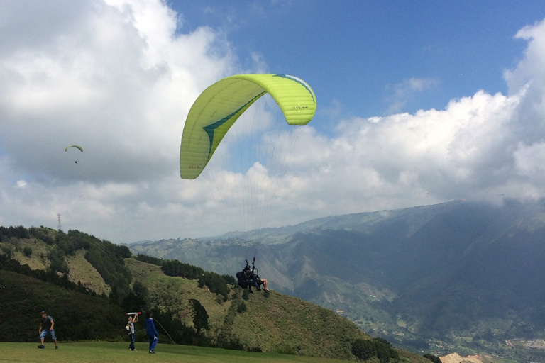 Gleitschirmfliegen über die Anden von Medellin aus(Kopie von) Gleitschirmfliegen über die Anden von Medellin aus