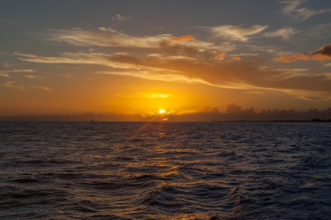 Kauai: Napali-Bootstour mit Abendessen bei Sonnenuntergang