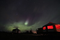 Cena yurta nocturna y luces del norte - Housity