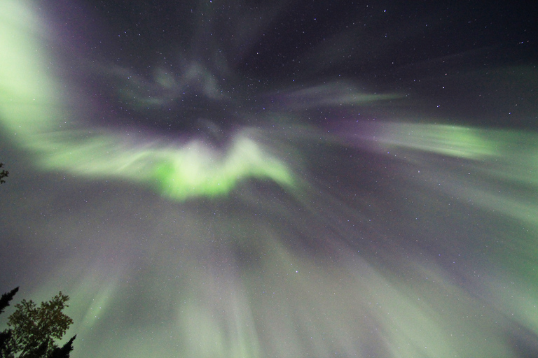 Cena in yurta a tarda notte e aurora borealeAlaska: cena in una iurta e aurora boreale