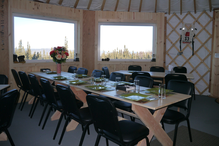 Avondeten in een Yurt en noorderlichtYurt-diner 's avonds laat en noorderlicht