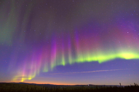 Cena in yurta a tarda notte e aurora borealeAlaska: cena in una iurta e aurora boreale