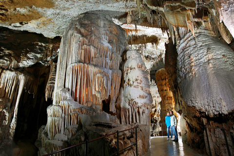 Grotte de Postojna, château de Predjama et Ljubljana depuis ZagrebAu départ de Zagreb : Journée complète à Ljubljana et visite de la grotte de Postojna