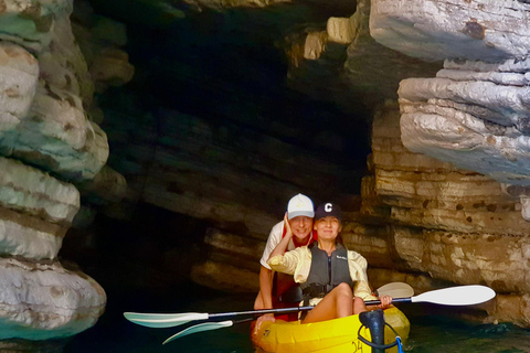 Budva : 3 heures de paddle board ou de kayak pour visiter les grottes côtièresBudva : balade de 3 h en kayak vers les grottes côtières