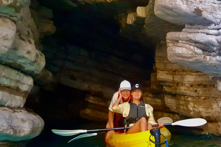 Budva : 3 heures de paddle board ou de kayak pour visiter les grottes côtièresBudva : balade de 3 h en kayak vers les grottes côtières