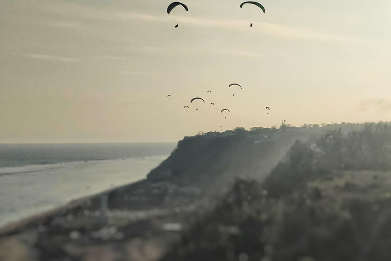 Uluwatu: tour in parapendio a Bali con visita a più spiaggeVolo Uluwatu Ovest