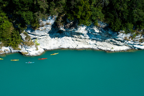 Interlaken: Tour in kayak del lago turchese di BrienzInterlaken: giro in kayak sul lago turchese di Brienz