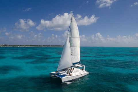 Isla Mujeres: día completo en un catamarán de lujo