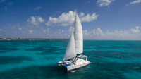 Voile d'une journée complète en catamaran luxueux à Isla Mujeres - Hizvo