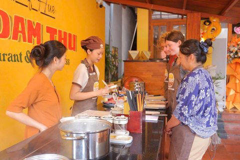 顺化市：顺化牛肉面工作坊 - 顺化传统美食之旅顺化牛肉面汤烹饪工作坊和当地市场之旅