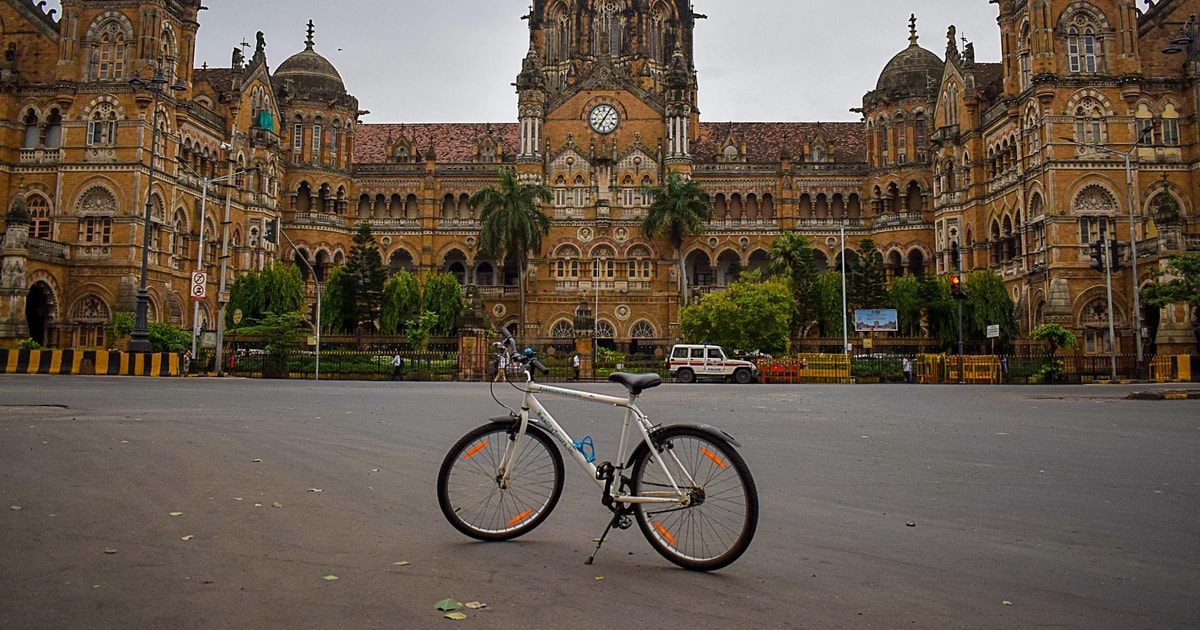 Mumbai: Morning Marine Drive Bicycle Tour with Breakfast | GetYourGuide