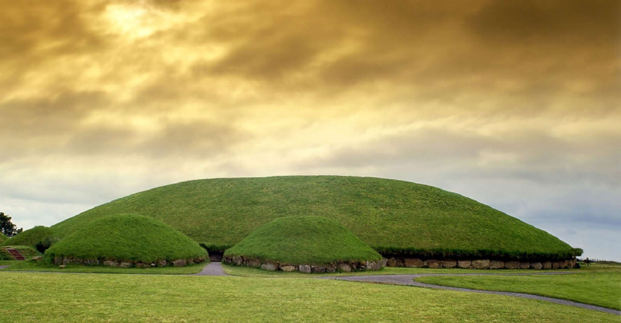 Dublin, Boyne Valley with Newgrange and Bru Na Boinne Entry - Housity