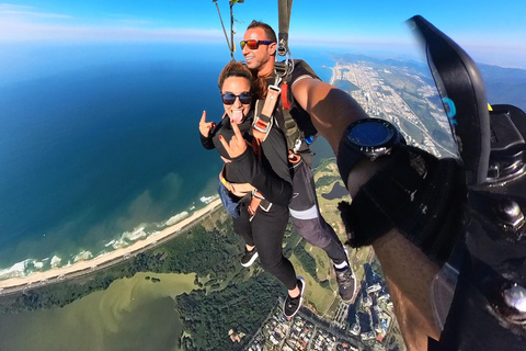 Rio de Janeiro: Tandem jump in Barra da Tijuca Rio de Janeiro: Tandem skydiving in Barra da Tijuca