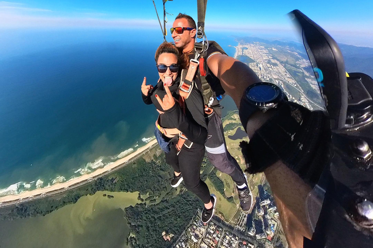 Rio de Janeiro: Tandem jump in Barra da Tijuca Rio de Janeiro: Tandem skydiving in Barra da Tijuca