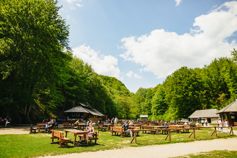 Vanuit Split of Trogir: Plitvice Meren Tour met toegangsbewijsPlitvicemeren: groepstour vanuit Split