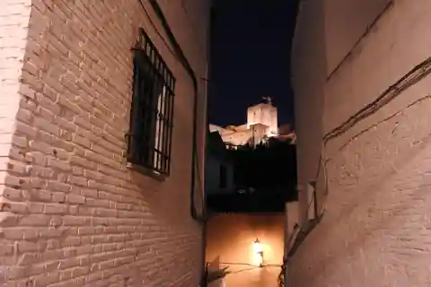 Granada: Tour a pie Albaicín en la Oscuridad