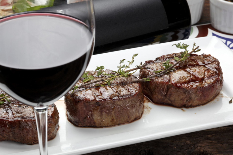 Toscana: Bife florentino com vinhos na vinícola San GimignanoToscana: Almoço de bife florentino com vinhos