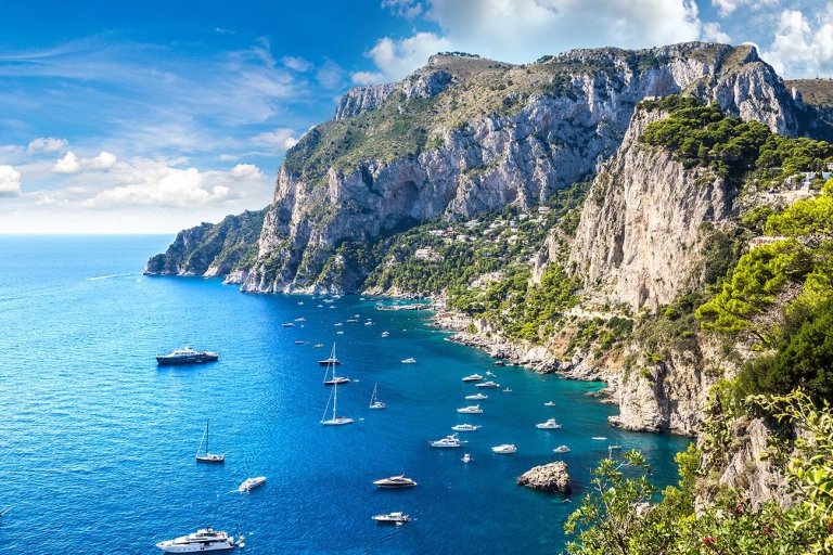 Excursion privée d'une journée en bateau à Capri au départ de SorrenteExcursion d'une journée en hors-bord de luxe à Capri au départ de Sorrente
