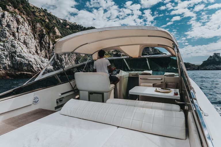 De Capri: excursion en bateau sur la côte amalfitaineDe Capri: visite privée de la côte amalfitaine - yacht de 46 à 50 pieds