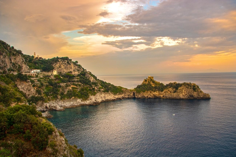 Depuis Amalfi : croisière privée au coucher du soleil le long de la côte amalfitaineCroisière au coucher du soleil sur la côte amalfitaine en hors-bord de luxe