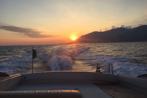Z Amalfi: prywatny rejs o zachodzie słońca wzdłuż wybrzeża AmalfiRejs o zachodzie słońca po wybrzeżu Amalfi luksusową łodzią motorową