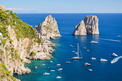 Depuis Amalfi : excursion d'une journée à Capri en bateau privé avec boissonsVisite privée en bateau à pont ouvert