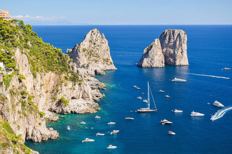 Da Amalfi: Escursione a Capri con barca privata e bevandeTour privato su barca da diporto