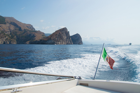 Depuis Amalfi : excursion d'une journée à Capri en bateau privé avec boissonsVisite privée en bateau de loisirs