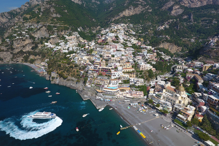 Desde Amalfi: excursión de un día a Capri en barco privado con bebidasTour privado en barco con cubierta exterior