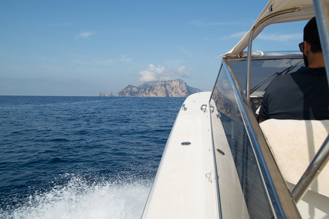 De Amalfi: Viagem de um dia para Capri em um barco particular com bebidasTour Privado em Barco de Convés Aberto