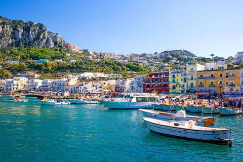 Desde Amalfi: excursión de un día a Capri en barco privado con bebidasTour privado en barco con cubierta exterior