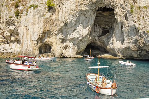 Desde Amalfi: excursión de un día a Capri en barco privado con bebidasTour Privado en Barco de Ocio