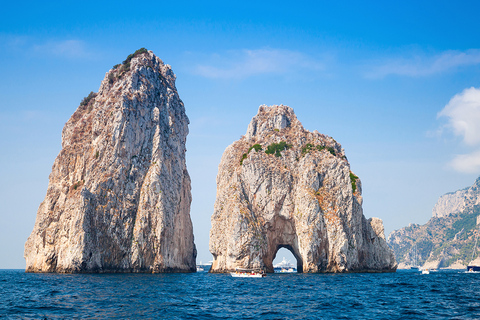 Depuis Amalfi : excursion d'une journée à Capri en bateau privé avec boissonsVisite privée en bateau à pont ouvert