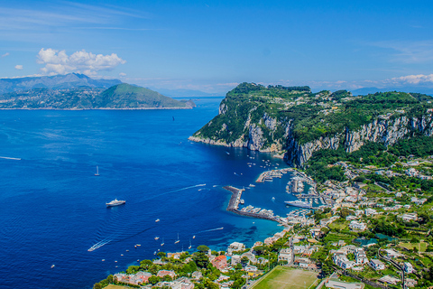 De Amalfi: Viagem de um dia para Capri em um barco particular com bebidasExcursão privada em iate de 46 a 50 pés