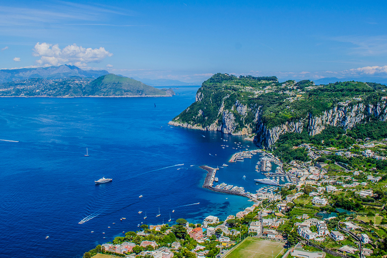 Desde Amalfi: excursión de un día a Capri en barco privado con bebidasTour Privado en Barco de Ocio