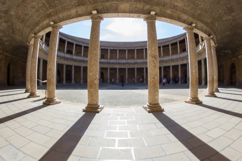 Alhambra's Gardens: Generalife, Partal, Alcazaba, & Carlos V Tour in Spanish