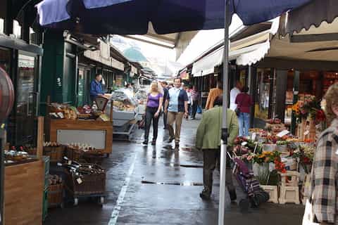 Vienna: Naschmarkt Guided Food Tour