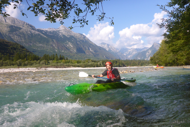 Bovec: Forsränning med kajak på floden SočaBovec: Kajakpaddling i vitvatten på floden Soča