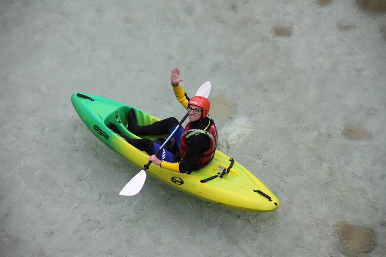 Bovec: Caiaque de águas brancas no rio SočaBovec: Caiaque em Whitewater no Rio Soča