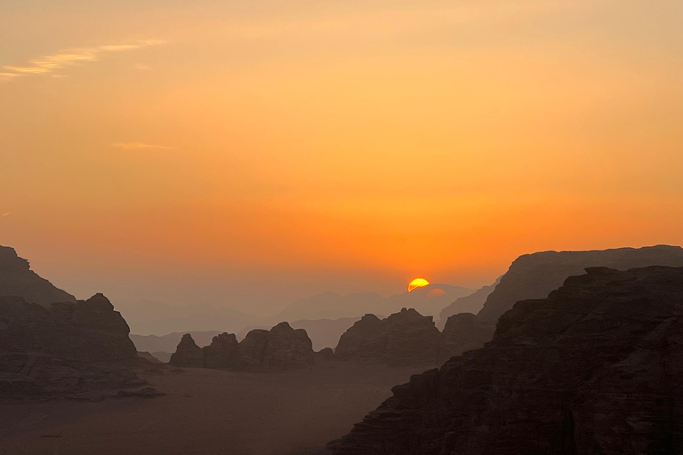 Wadi Rum: pustynna przygoda samochodem terenowym z lunchem i herbatąCałodniowa wycieczka jeepem z obiadem – 9 godzin