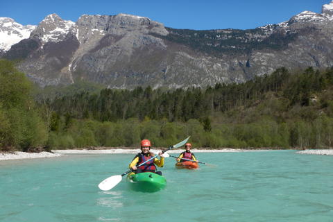 Bovec: Forsränning med kajak på floden SočaBovec: Kajakpaddling i vitvatten på floden Soča