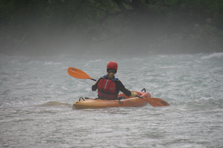 Bovec: Caiaque de águas brancas no rio SočaBovec: Caiaque em Whitewater no Rio Soča