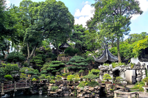 Shanghai: Private Trip to Zhujiajiao Water Town & Yu Garden Group Shanghai Day Tour: Yu Garden, Zhujiajiao & Night Bus 