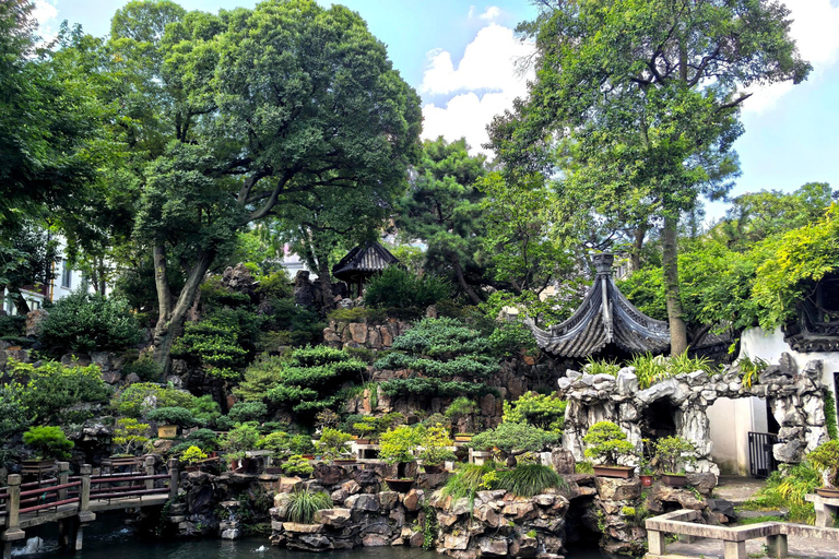 Shanghai: Private Trip to Zhujiajiao Water Town & Yu Garden Group Shanghai Day Tour: Yu Garden, Zhujiajiao & Night Bus 