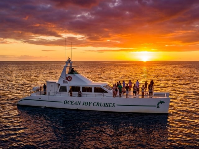 Oahu: Vacsorás hajóút naplementekor, delfinfigyeléssel
