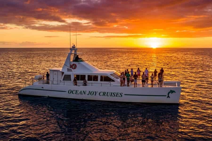 Oahu: Ausgewählte Dinner-Bootsfahrt bei Sonnenuntergang mit Delfinbeobachtung. Foto: GetYourGuide Oahu: Ausgewählte Dinner-Bootsfahrt bei Sonnenuntergang mit Delfinbeobachtung. Foto: GetYourGuide