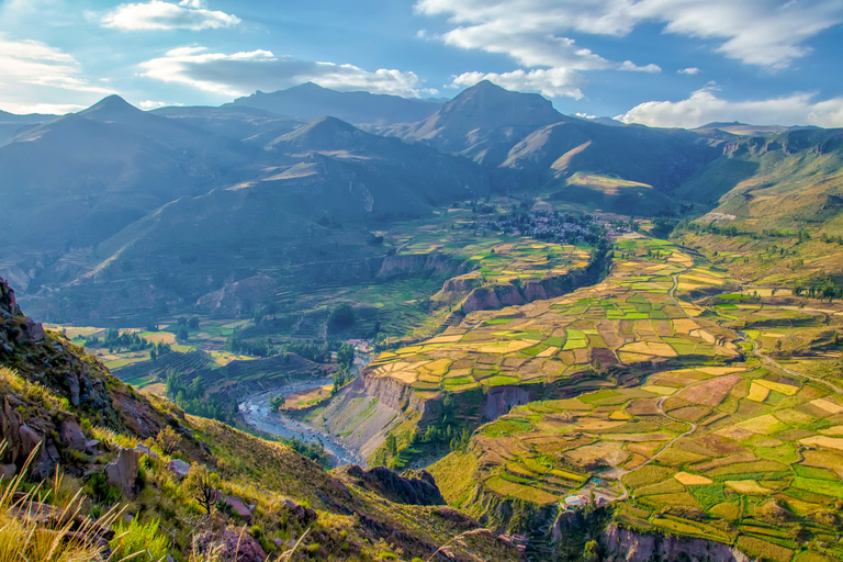 Desde Arequipa: Tour de dos días en el Cañón del ColcaDesde Arequipa: Excursión de dos días al Cañón del Colca