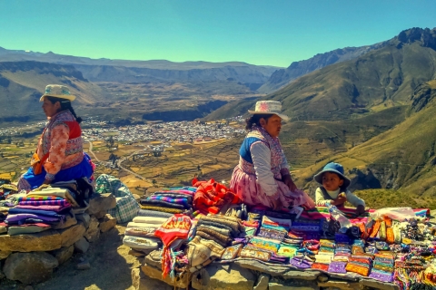 Desde Arequipa: tour de 2 días por el cañón del ColcaCañón del Colca, con almuerzo y coste de la entrada
